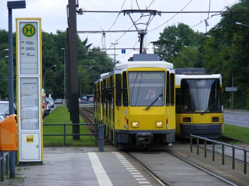 智能公交候车亭电子站牌是智慧城市公共设施不可或缺的功能